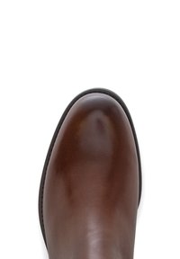 Bruine leren enkelboot met een gepolijste bovenkant, ronde neus en zwarte stiksels rond de zool. Glad textuur met minimale accenten.