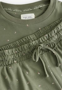 Next HEAVYWEIGHT TALL - REGULAR FIT SET - Yöasusetti - sage green spot