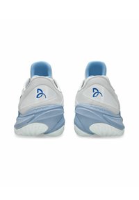 Chaussures de sport blanches avec des accents bleu clair. Tige en maille et semelle amortissante FlyteFoam. Présente un logo à l'arrière et des détails texturés.
