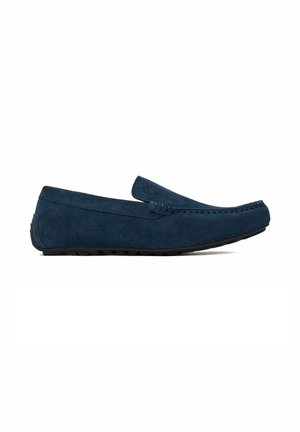 Mocassino da uomo in camoscio blu navy con suola in gomma, cuciture stile mocassino e tacco basso.
