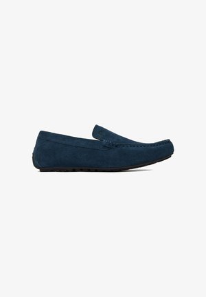 Mocasini pentru bărbați, albastru închis, din piele întoarsă, tip slip-on, cu talpă de cauciuc, cusături de stil mocasin și toc mic.