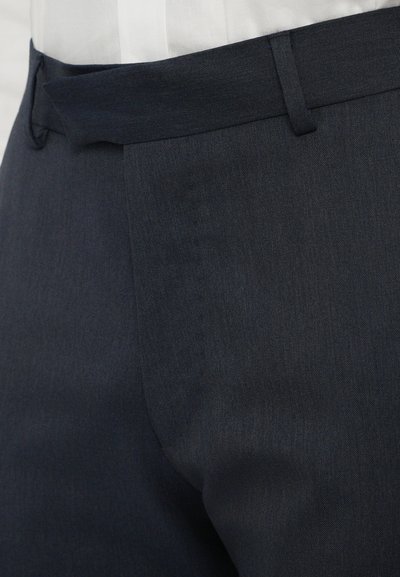 Tmavomodré nohavice vyrobené z textúrovaného materiálu majú plochý predok, púzdra na opasok a priliehavý strih, s jemným leskom.