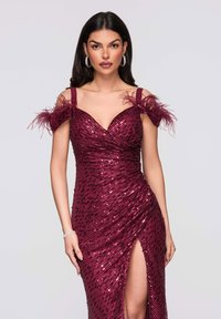 Robe bordeaux à sequins avec accents de plumes aux épaules, silhouette ajustée et fente haute, dotée d'un décolleté en forme de cœur et d'une texture froncée.