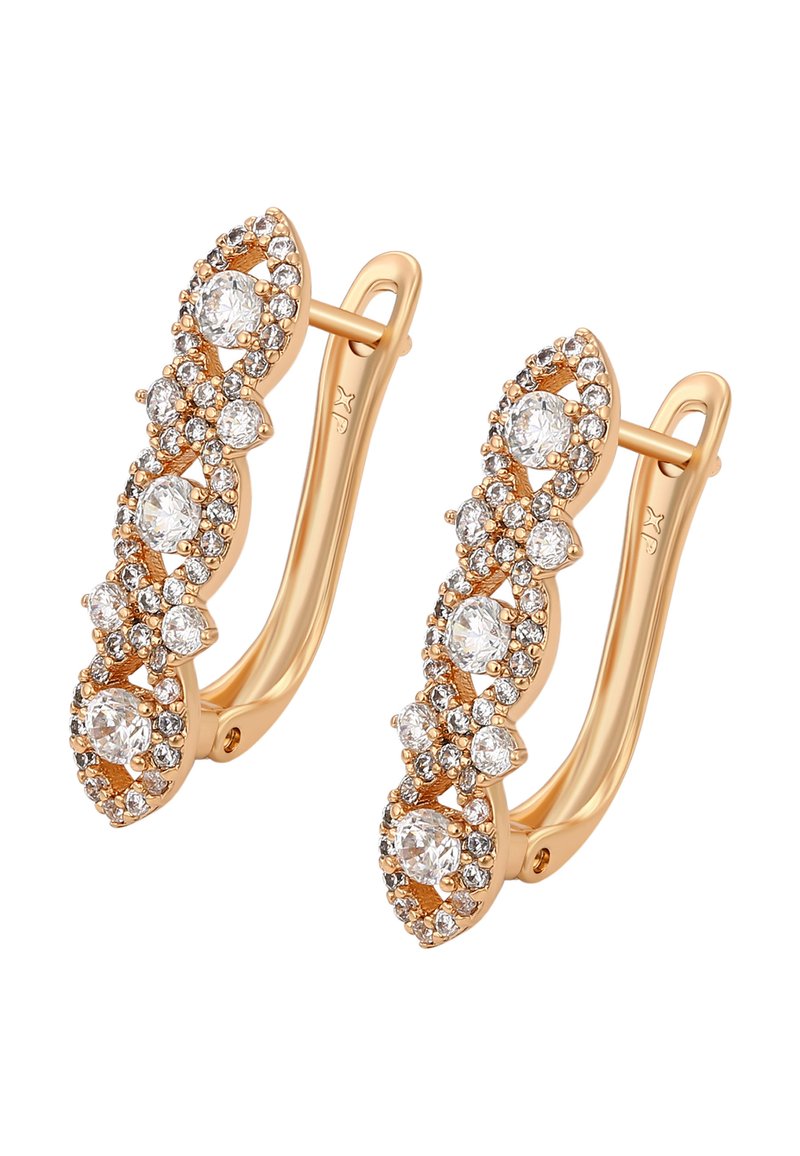 Zlaté náušnice s vlnitým designem zdobené několika čirými krystaly, s lesklým, hladkým povrchem a složitými detaily.