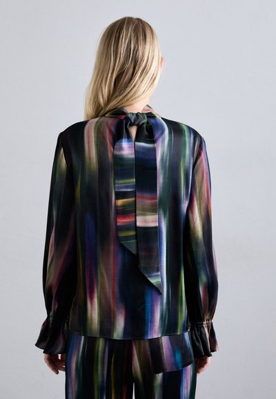 Camicetta di seta con un motivo a strisce multicolore, dotata di una chiusura a fiocco sul retro e polsini arricciati con aperture a campana.