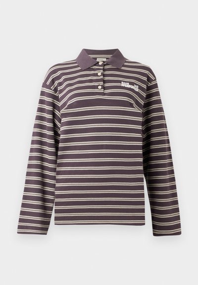 Camisa polo de manga larga en púrpura oscuro con rayas horizontales blancas, que presenta un cuello abotonado y un logo bordado en el pecho.