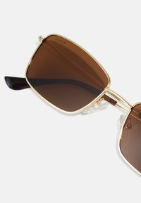 Pilgrim YEIDER SUNGLASSES POLARIZED UV400 - Sluneční brýle - brown/gold-coloured