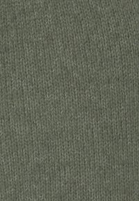 Strickstoff in einem gedämpften Olivgrün, der ein feines, strukturiertes Muster mit sichtbaren Garnstichen und einer weichen Optik aufweist.