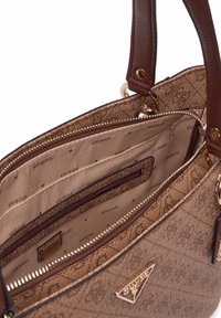 Sac à main texturé marron avec une fermeture éclair, un intérieur compartimenté et des accents en métal doré. Doublé d'un motif de marque.