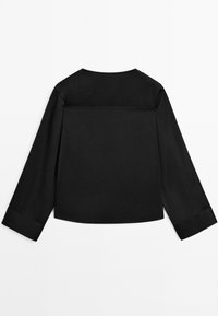 Zwarte lange mouwen top met een boxy ontwerp, met een rechte halslijn en manchetten. Gladde stof zonder zichtbare patronen of accenten.