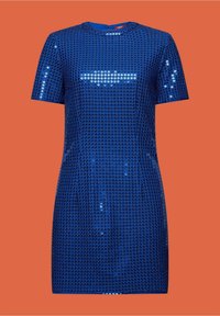 Robe courte bleue à manches courtes avec encolure ronde, couverte de sequins carrés réfléchissants sur fond orange.