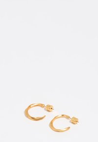 Ohrringe in goldfarbener Ausführung mit geschwungenem Design und strukturiertem Oberflächenfinish. Sie verfügen über einen zylindrischen Stiftverschluss und haben die Form eines offenen Rings.