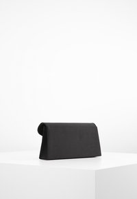 Czarna kopertówka o strukturalnym kształcie, wykonana z gładkiego materiału. Posiada zakładany top oraz prostokątny kształt bez widocznych elementów metalowych.