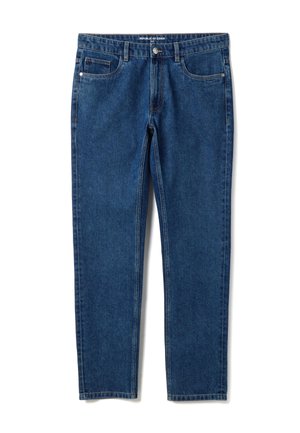 Jeans de mezclilla azul de corte ajustado con cierre frontal de botón y cremallera, cinco bolsillos y trabillas para cinturón, extendidos sobre un fondo blanco.