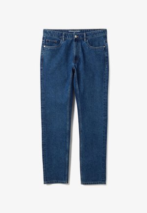 Jeans de mezclilla azul de corte ajustado con cierre frontal de botón y cremallera, cinco bolsillos y trabillas para cinturón, extendidos sobre un fondo blanco.