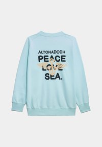 Sudadera azul claro con cuello redondo, que presenta un diseño gráfico de un ancla y alas, y el texto "ALTONADOCK PAZ AMOR MAR" en negro.