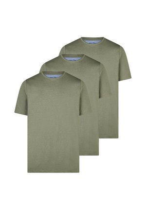 Drie effen olijfgroene T-shirts met korte mouwen en ronde hals, in een verspringende stapel op een witte achtergrond gerangschikt.
