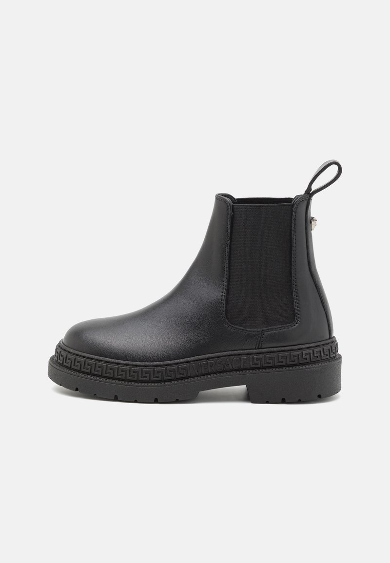 Botas Chelsea pretas de couro com painéis laterais elásticos, laço para puxar e sola de borracha estampada com detalhe de logotipo. Acabamento liso e elegante.