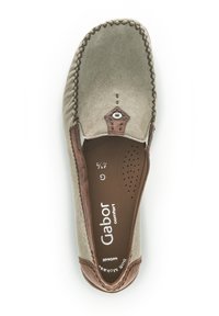 Tan en beige instap schoenen gemaakt van zachte suède. Bevat handgenaaide details en een decoratieve accent bij de teen. Textuur inlegzool.