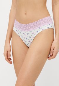 Damen Baumwoll-Hipsterpanties mit floralem Druck in Pastellfarben, ausgestattet mit einem rosa Spitzenbund und einer glatten, weichen Textur.