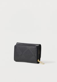 Must küllastunud nahast rahakott, millel on tekstuuriga tähekujuline muster, varustatud lukuga ja kuldse võtmehoidjaga. Kompaktne ja ristkülikukujuline.