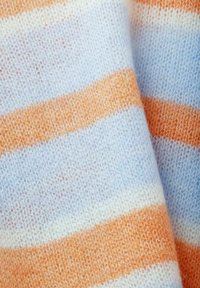 Tissu doux et duveteux avec des rayures horizontales aux couleurs pastel orange, bleu clair et blanc.