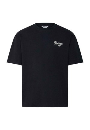 Czarny t-shirt z krótkim rękawem i okrągłym dekoltem, z małym białym napisem "Heritage 63" na lewej piersi.
