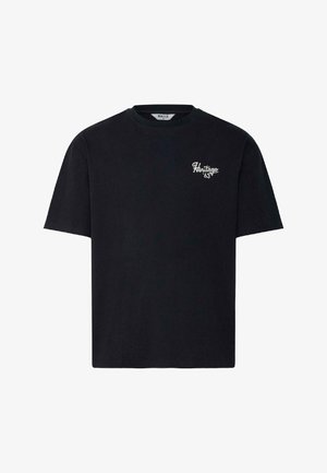 T-shirt nera a maniche corte con scollo rotondo e piccolo testo bianco "Heritage 63" sul petto sinistro.