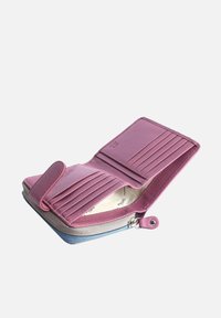 Rosa Leder-Wallet mit Reißverschluss, mehreren Kartenfächern und einem strukturierten Innenraum. Verfügt über eine glatte Außenseite und eine lebendige Farbe.