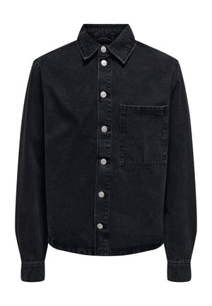 Crna traper košulja s oštrim ovratnikom, sedam srebrnih kopči na pritisak, džepom na prsima i dugim rukavima s manšetama na gumb.