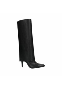 Czarny skórzany botek na wysokim obcasie z wysoką cholewką, szpiczastym noskiem i gładką fakturą, o minimalistycznym designie i czystych liniach.