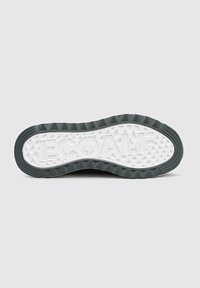 Suela de zapato de goma con una superficie texturizada gris y letras blancas en relieve "ECOALF" en el centro, que presenta un patrón de banda de rodadura triangular para un mejor agarre.