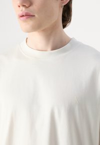 Calvin Klein Jeans COLORBLOCK TEE - Camiseta estampada - ivory