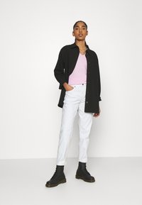 G-STAR KATE BOYFRIEND - Calças de ganga de perna direita - white