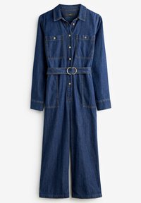Combinaison en denim avec des manches longues, fermeture boutonnée à l'avant, deux poches sur la poitrine, taille cintrée avec une ceinture dorée, et design à jambes larges en bleu foncé.