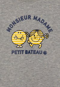 T-shirt en coton gris avec un graphique de deux personnages de dessin animé avec des rayures jaunes et des contours bleus, accompagné du texte "MONSIEUR MADAME PETIT BATEAU."