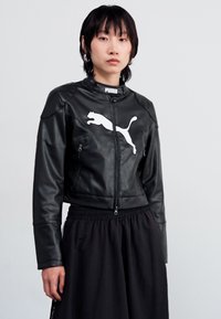 Veste cropped en faux cuir noir avec col montant, zip frontal et logo Puma blanc. Comprend des poches latérales zippées et une texture lisse.