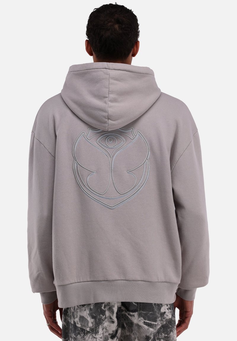 Grau Hoodie mit lockerer Passform, ausgestattet mit einem großen blauen Logo, das auf den Rücken gestickt ist. Gerippte Bündchen und Saum sorgen für Textur. Weicher Stoff.