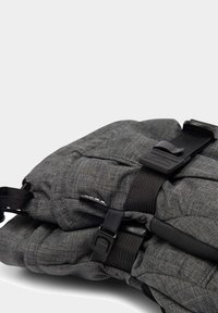 Graue gepolsterte Handschuhe mit schwarzen Riemen und Schnallen; strukturierter Stoff mit sichtbaren Nähdetails; verfügt über ein schlankes, kompaktes Design.