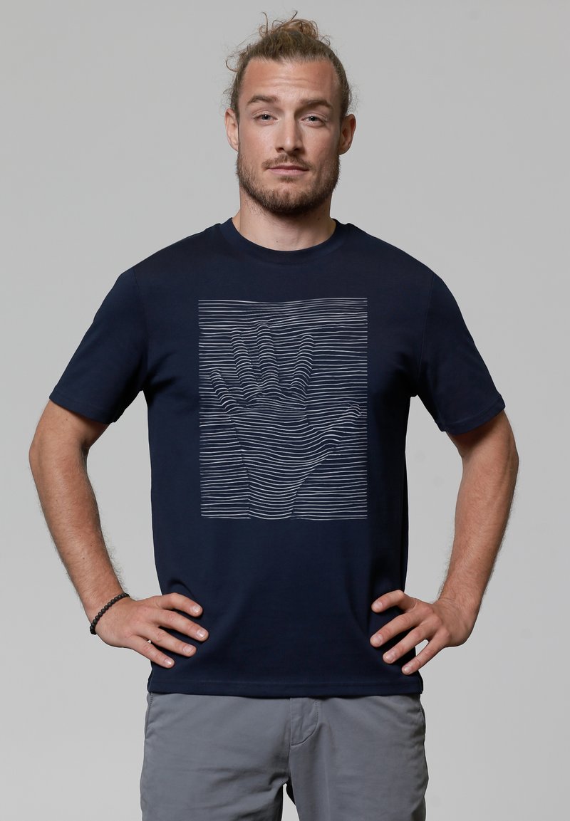 Navy blauwe katoenen t-shirt met een textuur grafiek van een hand gevormd door horizontale lijnen op de voorkant. Korte mouwen en een ronde hals.