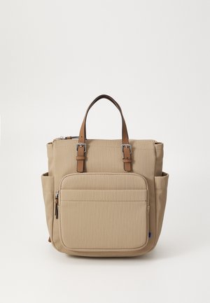 Beige Tragetasche mit vertikaler Rippstruktur, zwei braunen Schnallenhenkeln, vorderer Reißverschlusstasche und Seitentaschen auf weißem Hintergrund.