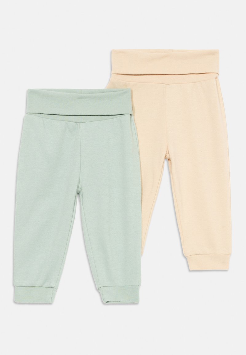 Due paia di pantaloni morbidi e elasticizzati: uno verde chiaro e uno beige. Entrambi presentano una cintura ampia e comoda e orli a polsino.