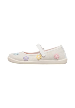 Scarpa Mary Jane bianca per bambini con fiori ricamati in tonalità pastello e un singolo cinturino in Velcro su sfondo semplice.