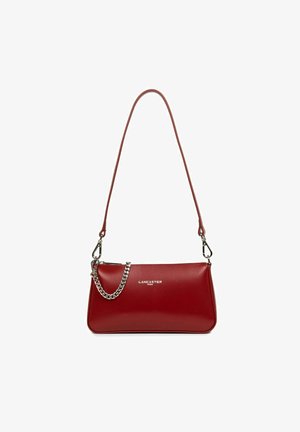 Borsa a spalla in pelle rossa con una forma rettangolare elegante. Presenta una tracolla, un accento a catena e un logo argentato, offrendo una superficie liscia.