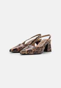 Kengät slingback kärjellä, kiiltävässä leopardikuosisessa, joissa on paksu korko ja ohut strap takaosassa tukemiseen.