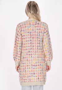 Gebreid vest in beige met een kleurrijk, gestructureerd patroon. Heeft lange mouwen, een ontspannen fit en ribgebreide manchetten en zoom.