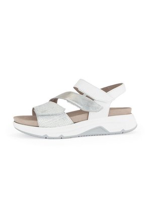 Sandale blanche avec des brides croisées en métal argenté et un matériau texturé blanc. La semelle est rembourrée et présente un motif en gris clair.