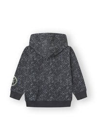 Sudadera negra con patrón blanco moteado, que presenta una capucha con cordones y puños acanalados. Nota: logo en la manga izquierda con detalle en verde neón.