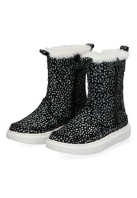 Botas de lunares en blanco y negro con un suave forro de piel sintética, cierre de cremallera y suelas de goma blanca. Presentan un diseño de tela texturizada.