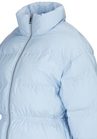 Lichtblauwe gewatteerde jas met een hoge kraag, ritssluiting en elastische tailleband. Logo in de stof gedrukt; gladde, doorgestikte textuur.
